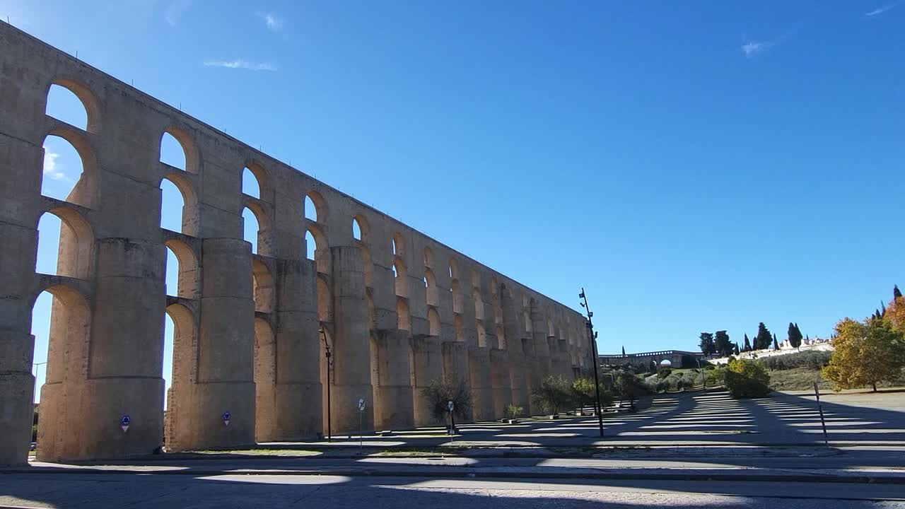 Acueducto romano de Elvas, Portugal. Vista panorámica de un acueducto romano de cuatro niveles. Antigua construcción romana