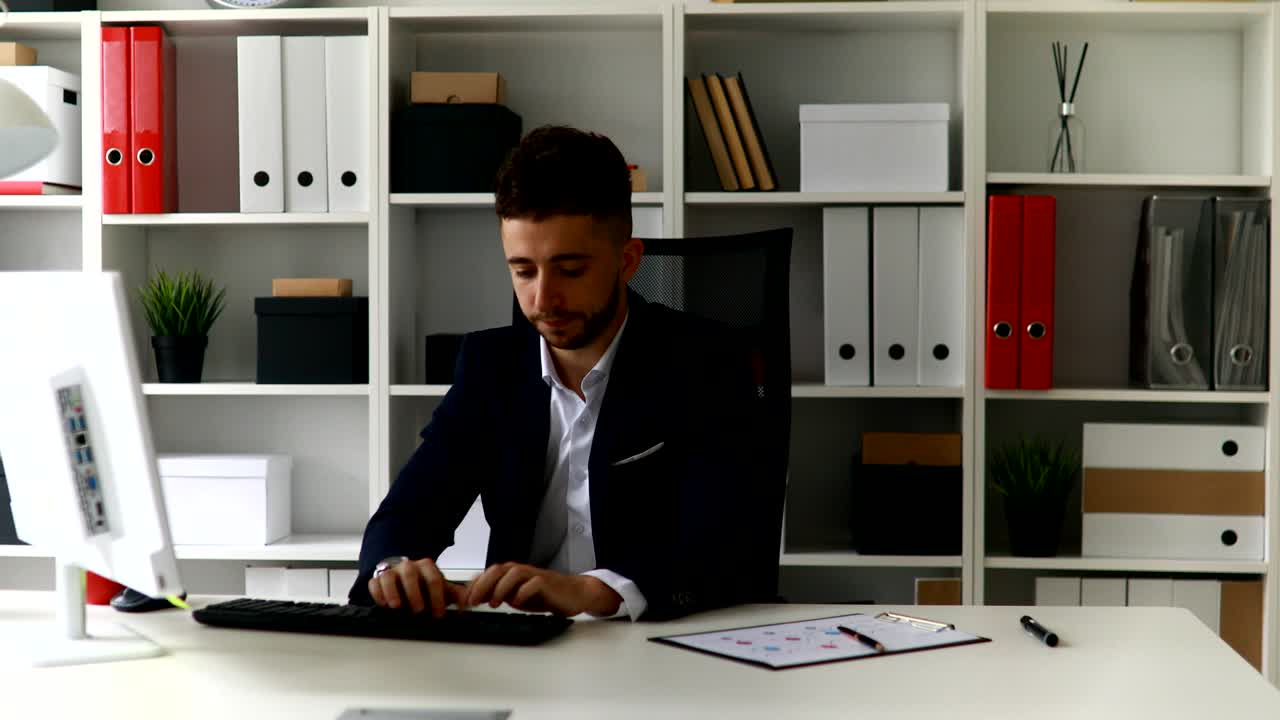 giovane uomo d'affari che lavora al computer in ufficio