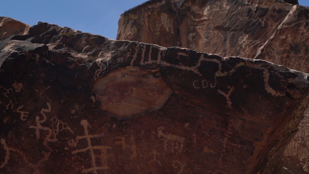 primer plano de la roca de piedra arenisca tallada en el parque de petroglifos de bloomington, st.