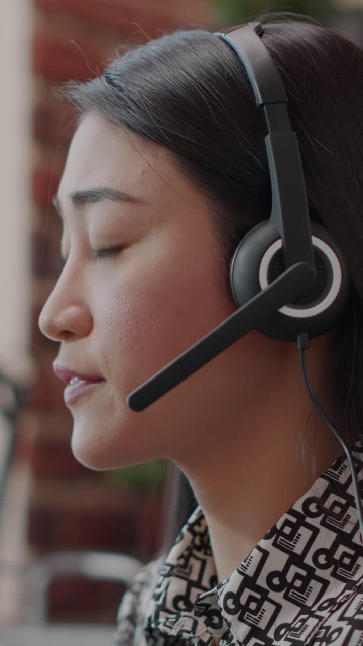 Asiatisk kundeservicerepresentant med headset