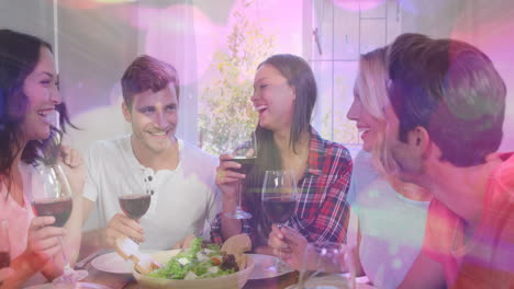 animación de bokeh sobre felices amigas y amigos caucásicos bebiendo vino y hablando