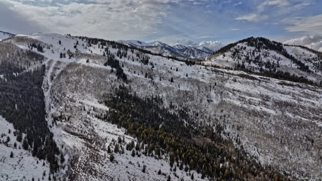 Park-City-Utah-Antena-V54-Impresionante-Paisaje-Invernal,-Drone-Sobrevolando-Las-Laderas-De-Las-Montañas-Capturando-El-Paisaje-Montañoso-Del-Cañón-De-Pino-Blanco-Cubierto-De-Nieve-En-Un-Día-Soleado---Filmado-Con-Mavic-3-Cine---Febrero-De-2022