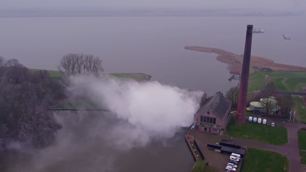 Woudagemaal di Lemmer, sito UNESCO, all'alba, bellezza suggestiva del vapore