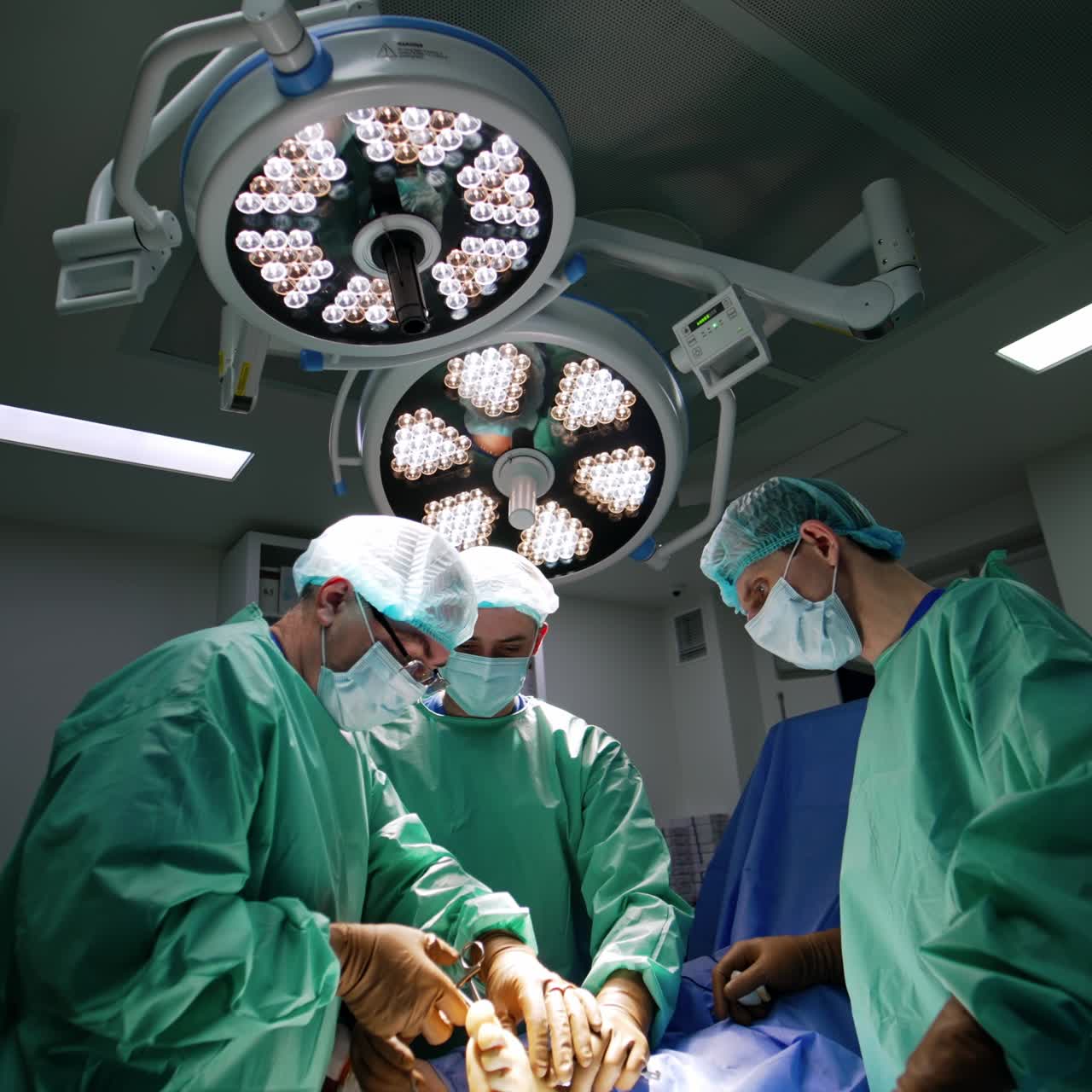 Operazione al piede in una sala operatoria moderna. Medici che correggono la deformità dell'alluce valgo di un piede e delle dita usando strumenti di metallo.