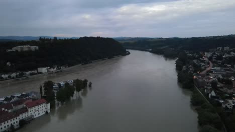 Starkregen-Flut-überflutet-Fluss-Donau-Inn-Süddeutschland-Passau