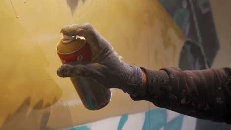 toma de "empujar" de un hombre haciendo graffiti