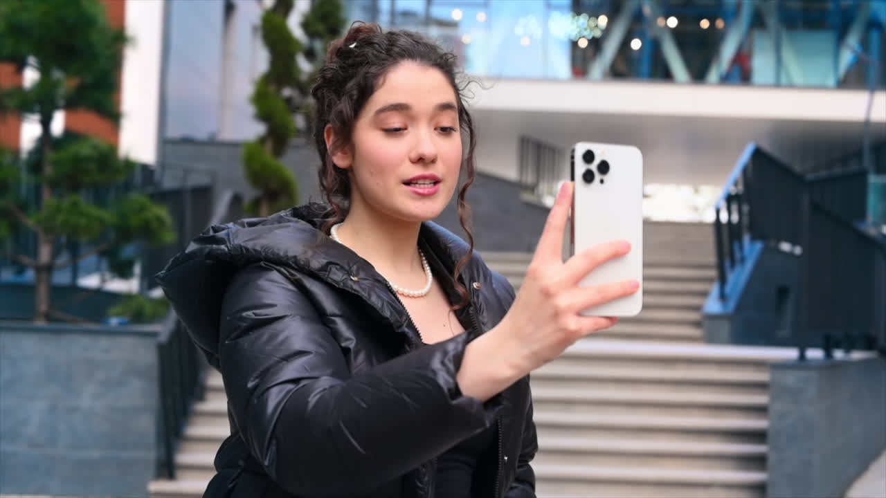 Una giovane influencer blogger che si riprende con lo smartphone. Rallentatore