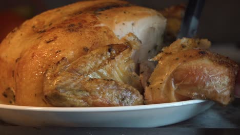 tallar pollo asado en un plato