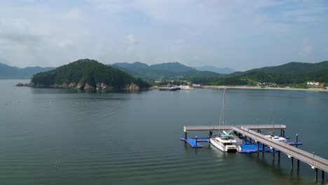 Pequeña-Isla-Frente-Al-Resort-Y-Hermoso-Paisaje-Isleño-En-La-Ciudad-De-Geonje,-Corea-Del-Sur---Plano-General