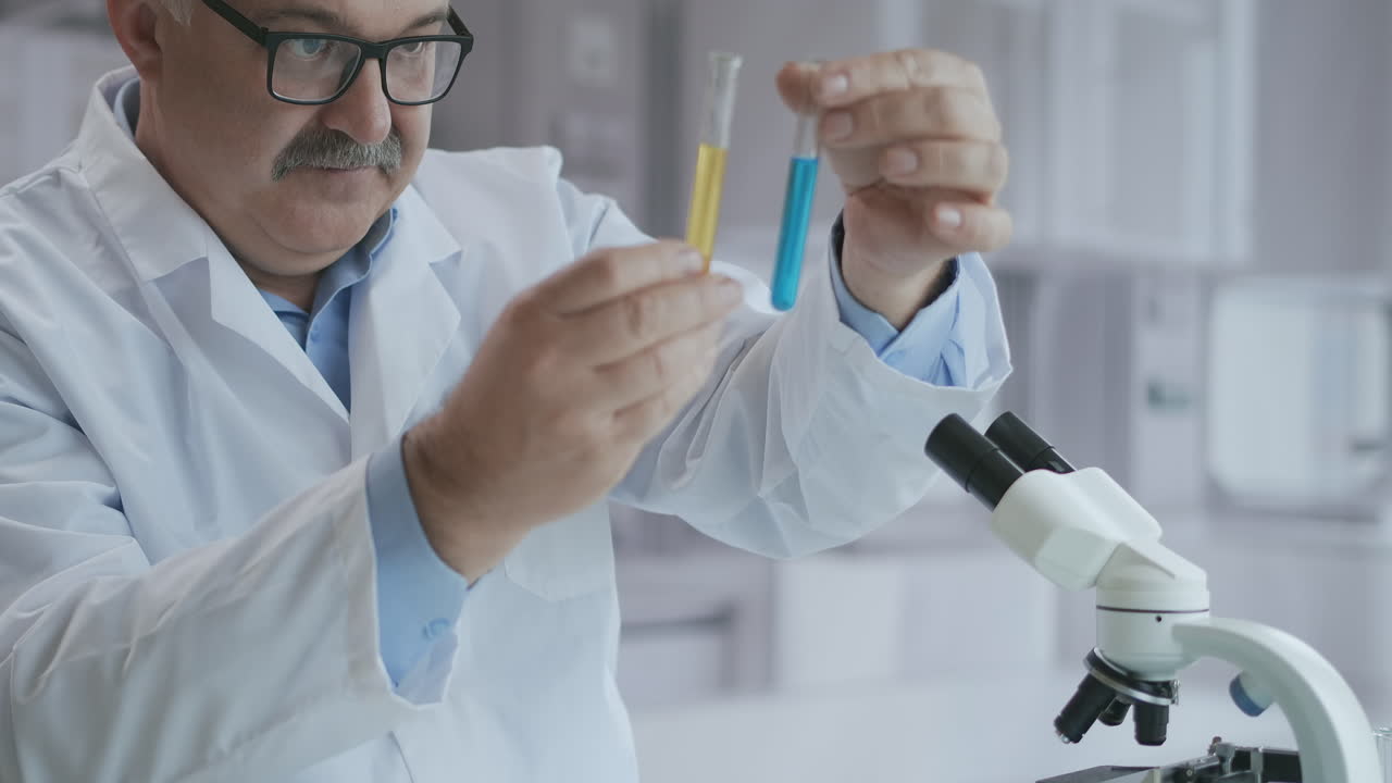 laboratorio de microbiología: científico trabaja con varias bacterias. concepto de investigación farmacéutica para antibióticos curando enfermedades con medicamentos que mejoran el adn. un hombre médico con un microscopio. imágenes de alta calidad 4k