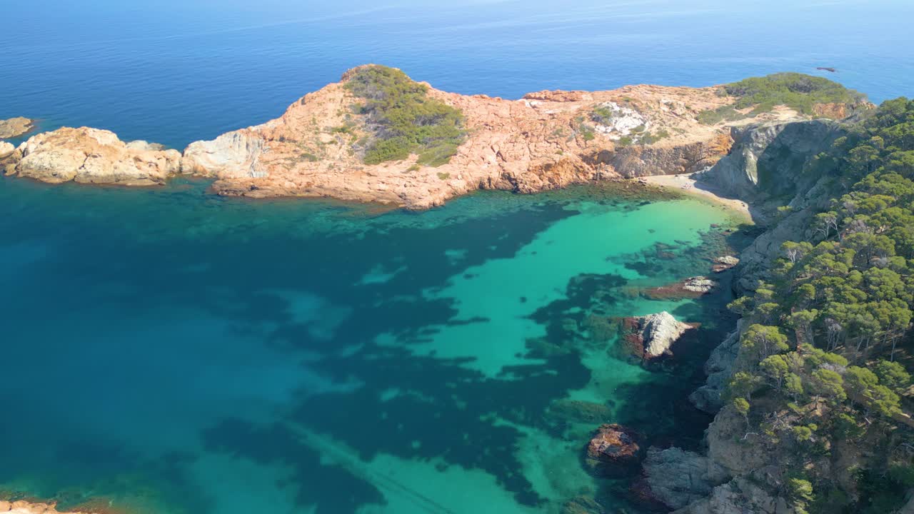 Sa Riera, ao longo da Costa Brava, apresenta um cenário idílico onde o turismo sofisticado converge com a beleza rústica das cabanas de pescadores.