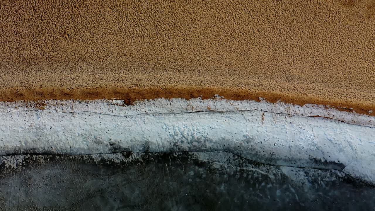 vista aérea de la costa del lago congelado y la playa en invierno en un día soleado