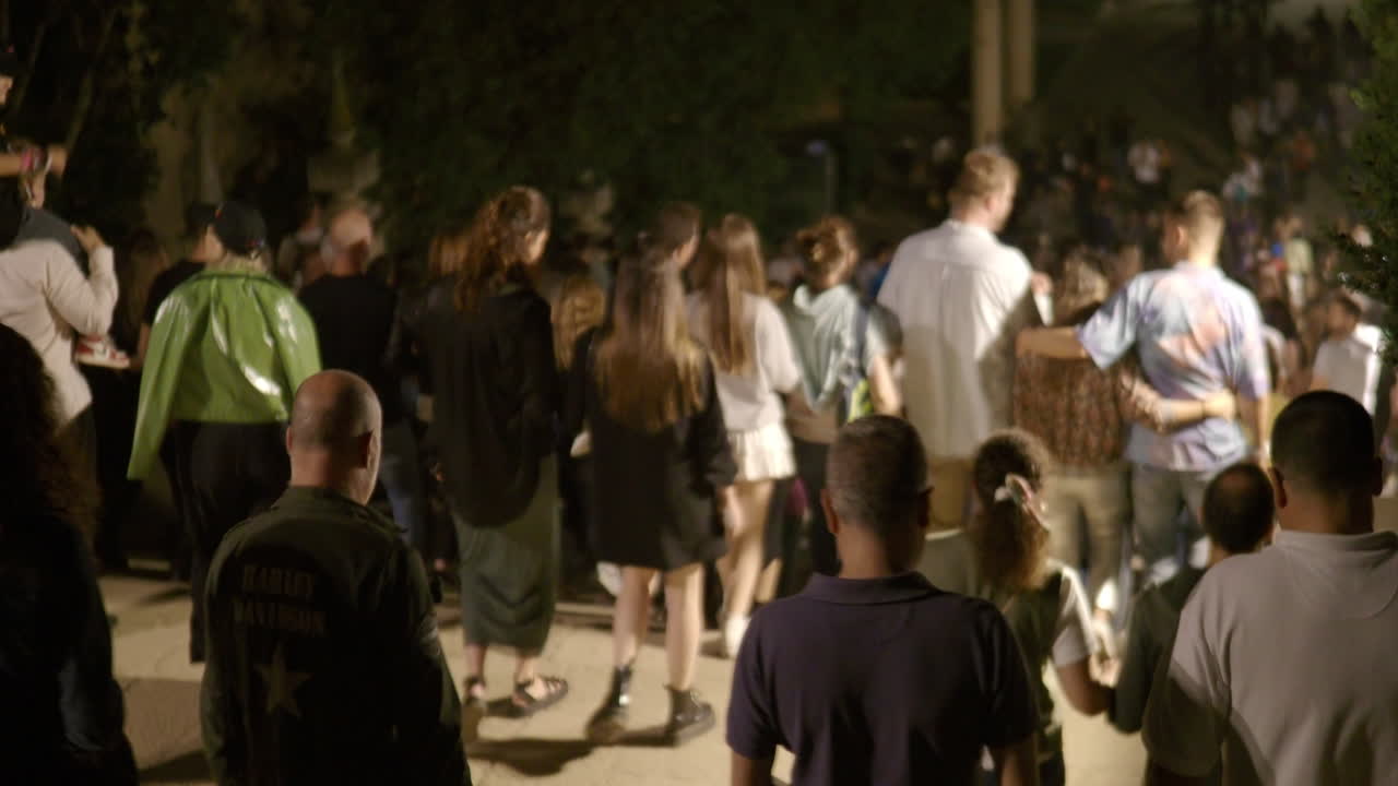 밤 에 고 있는 많은 사람 들