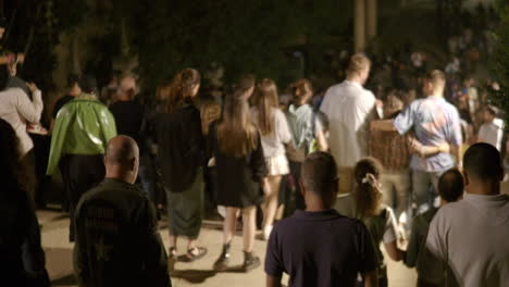 gran multitud de personas caminando por la noche