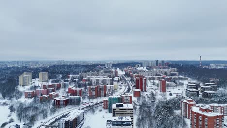 Drone-Sobrevuela-El-Distrito-De-Altos-Edificios-Residenciales-En-Invierno-Nevado