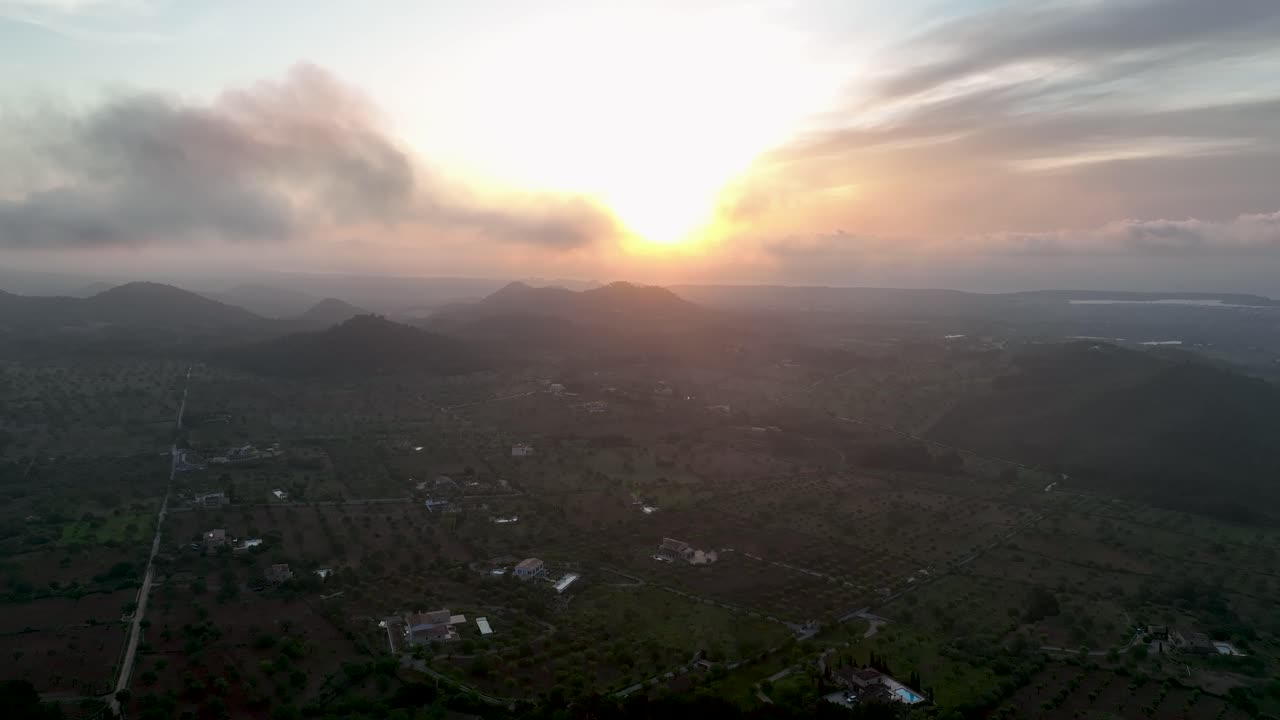 일출 동안 산과 구름이 있는 푸른 계곡의 공중