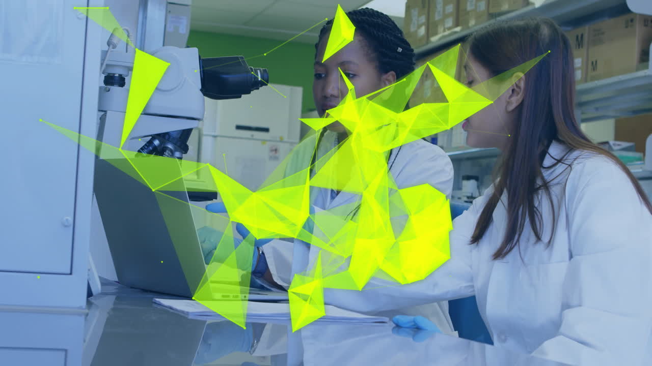 animación de senderos de luz brillante sobre diversos científicos en el laboratorio