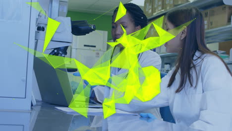 animación de senderos de luz brillante sobre diversos científicos en el laboratorio