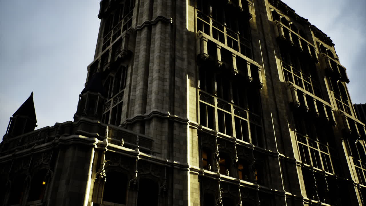Edificio storico al crepuscolo che mostra intricati dettagli architettonici