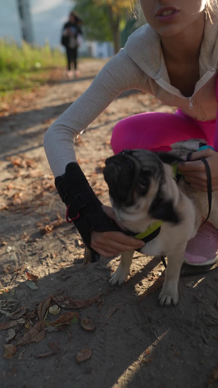 공원에서 개를 산책시키는 소녀