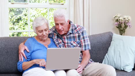 pareja de alto nivel haciendo video chat