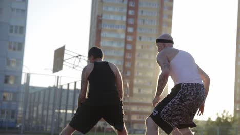 juego de baloncesto en la ciudad