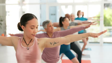 Mujer,-Entrenadora-Y-Clase-De-Yoga-En-Pose-De-Guerrero.