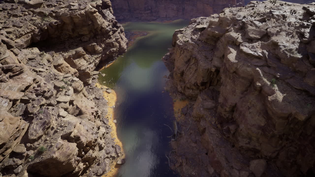 Vista panoramica di un fiume tortuoso attraverso un aspro paesaggio canyon alla luce del giorno