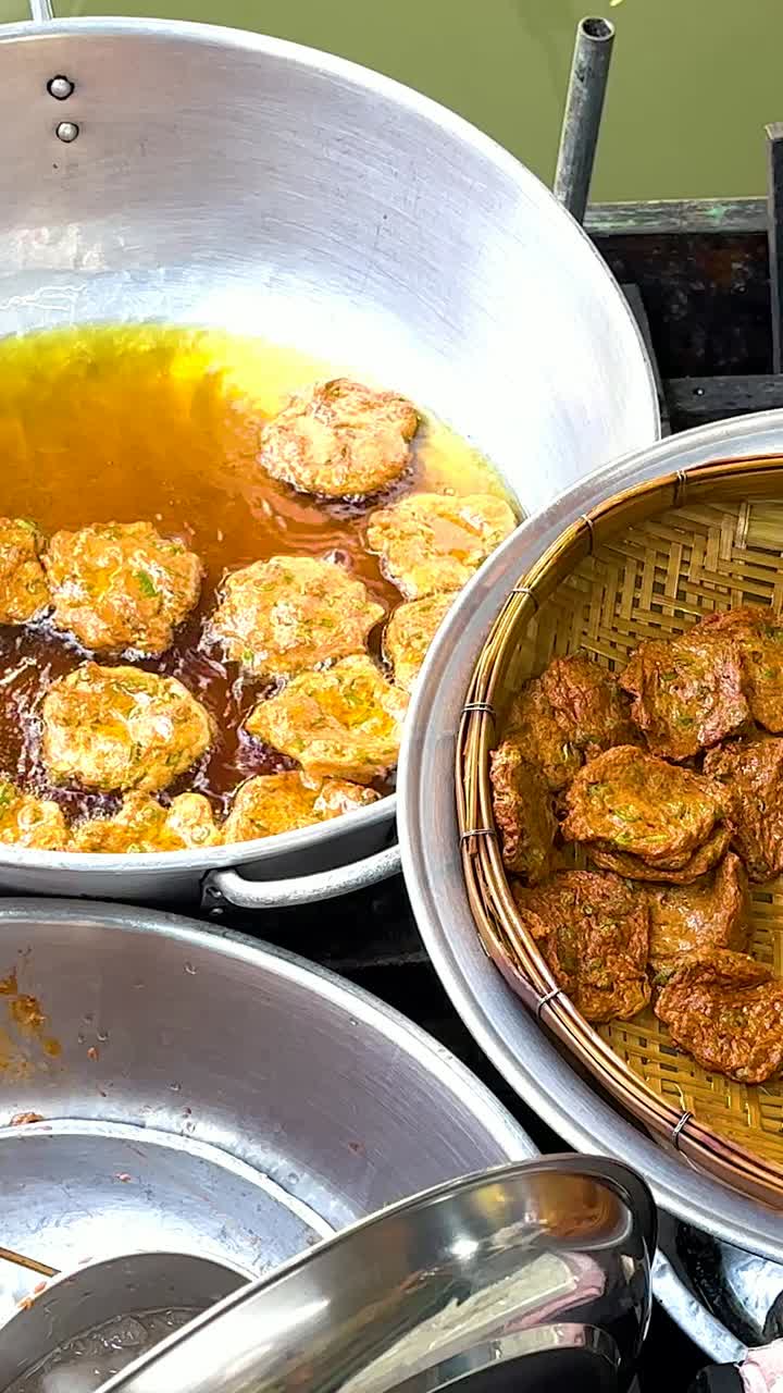 방 시장에서 조개 팬케이크를 는 판매자