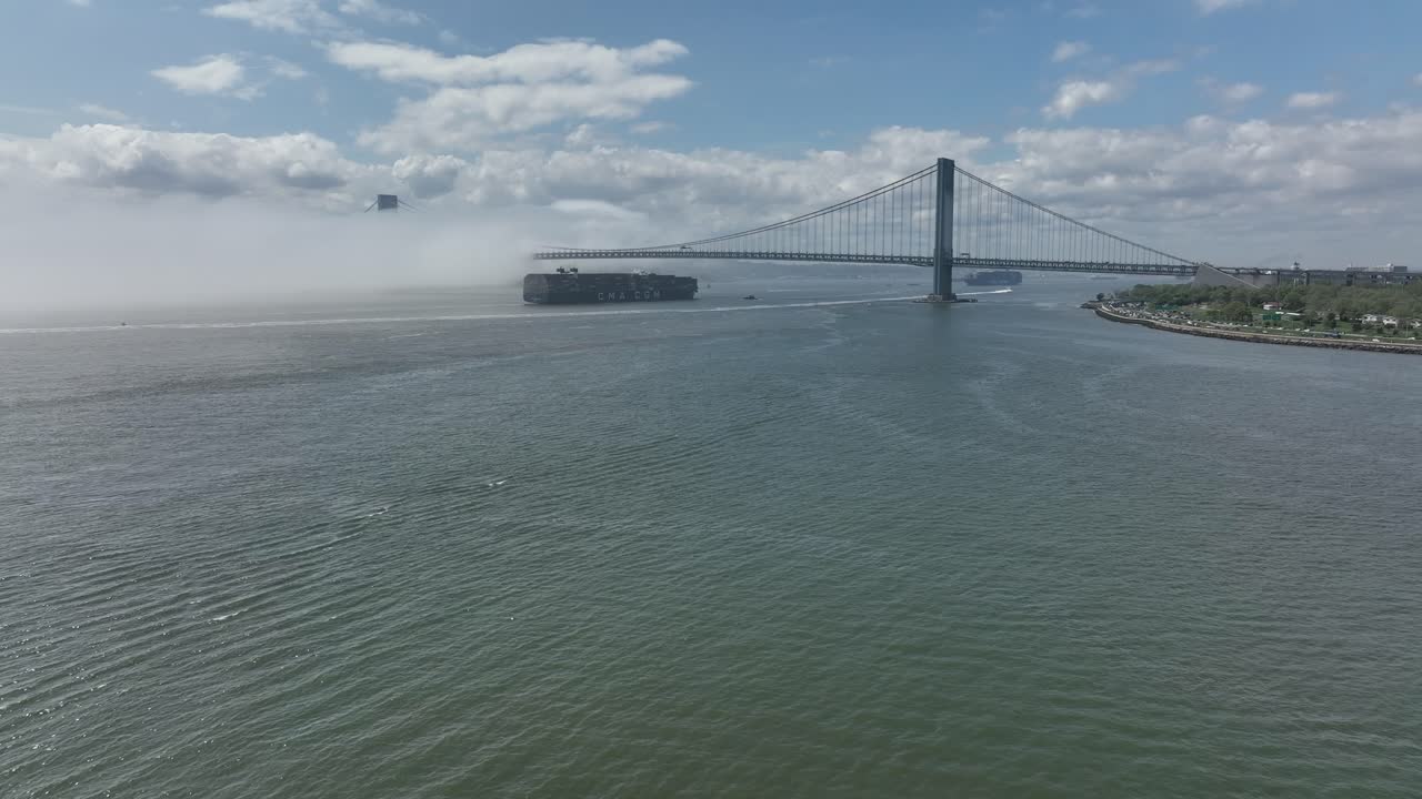 푸른 하늘이 있는 흐린 날 뉴욕 브루클린에 있는 그레이브센드 만의 공중 전망