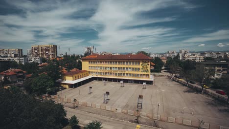 Zeitraffer-In-Der-Grundschule-An-Einem-Sonnigen-Tag