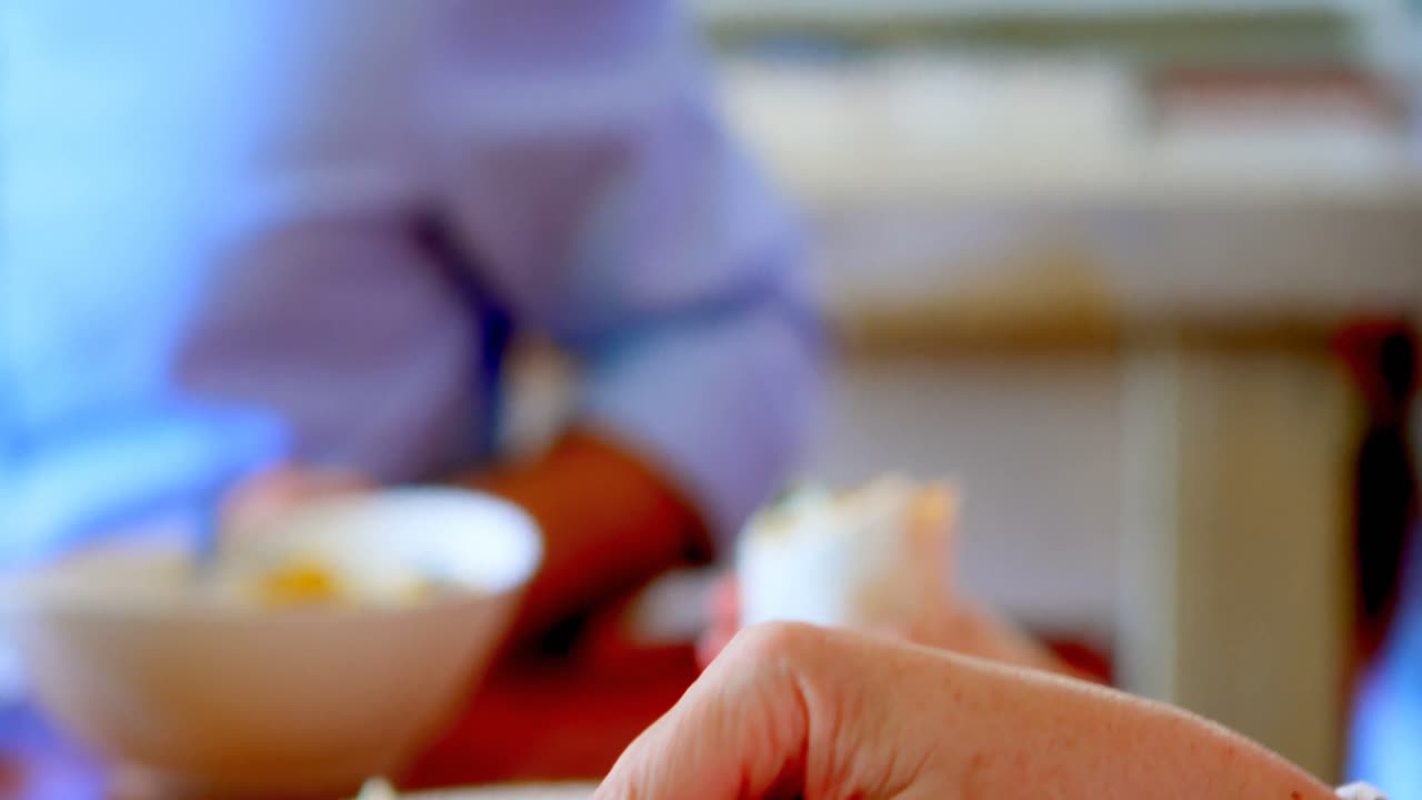 desayunar en familia en la cocina 4k