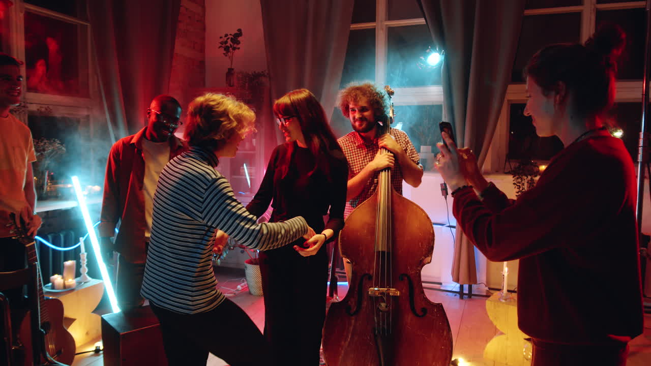 음악 콘서트 후 가수 와 함께 사진 을 찍는 여자