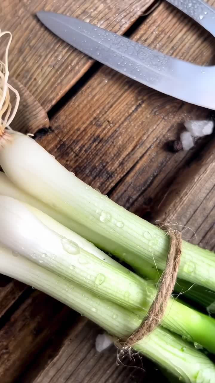 Video-opname van bovenaf van verse bosuitjes op rustiek hout, met nadruk op textuur en versheid.