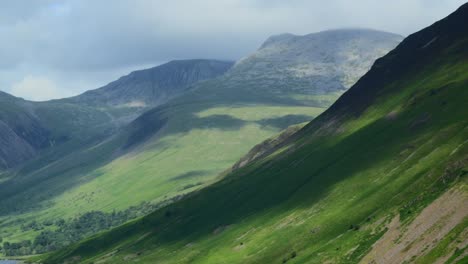 Wolkenschatten-Rasen-über-Den-Berghang-Des-Scafell,-Während-Dicke-Wolken-über-Den-Berggipfel-Gleiten