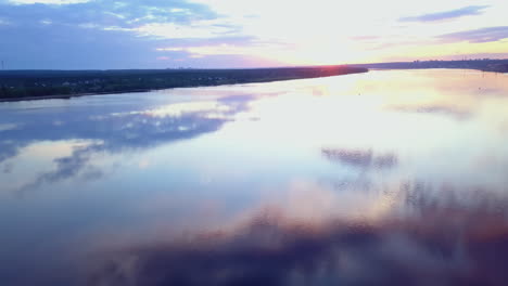 puesta de sol sobre un río con paisaje urbano