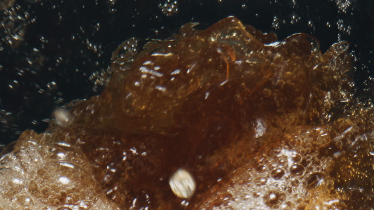 copa de cerveza giratoria vista de arriba. vasos de llenado de bebidas artesanales frescas