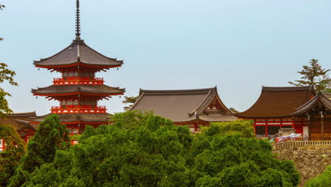 Pagoda-Del-Santuario-Del-Templo-Kiyomizu-Dera-En-Kyoto-Japón-Vista-Del-Bosque-Timelapse-Movimiento-Acercar