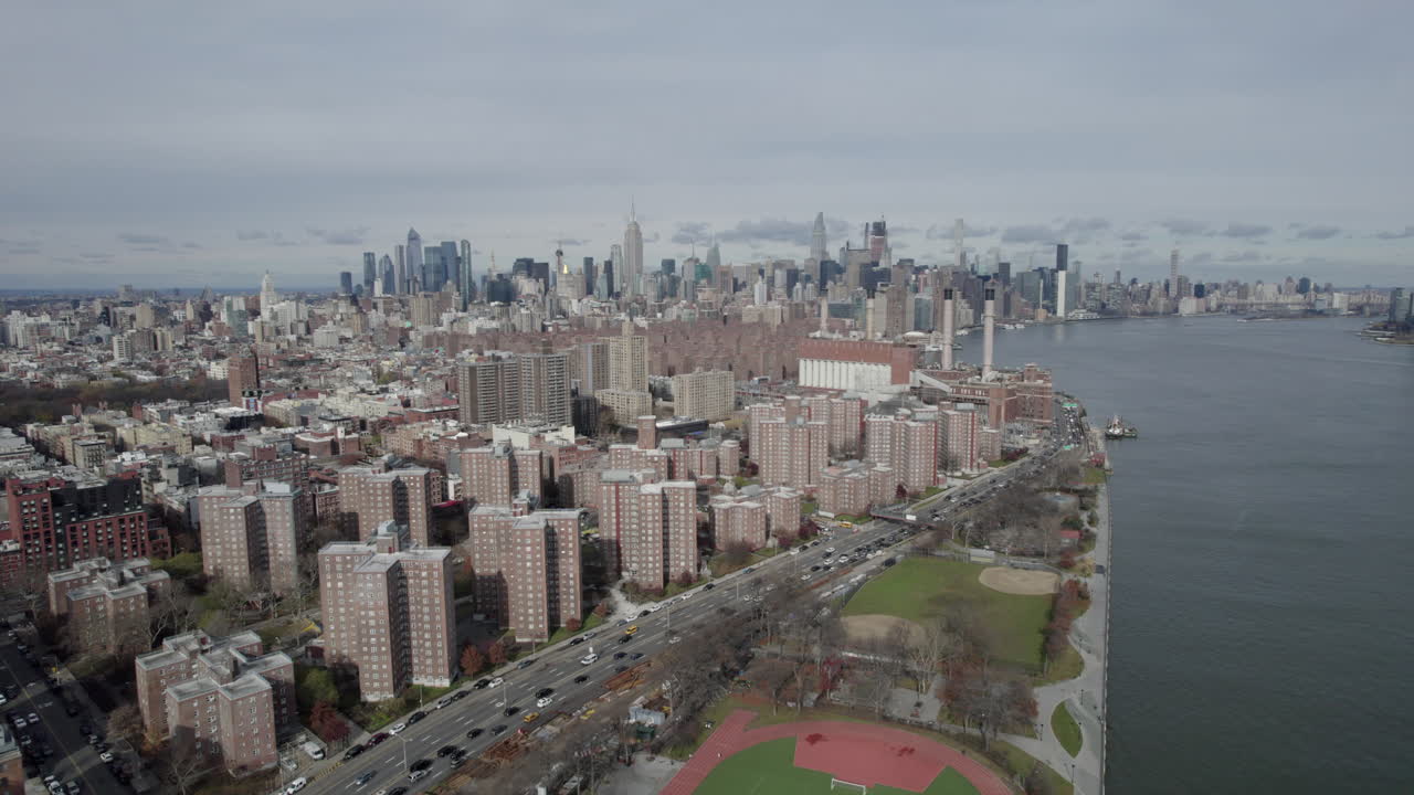 브루클린의 주거 블록은 fdr 드라이브와 이스트 리버 에 있으며, 미드타운이 배경입니다.