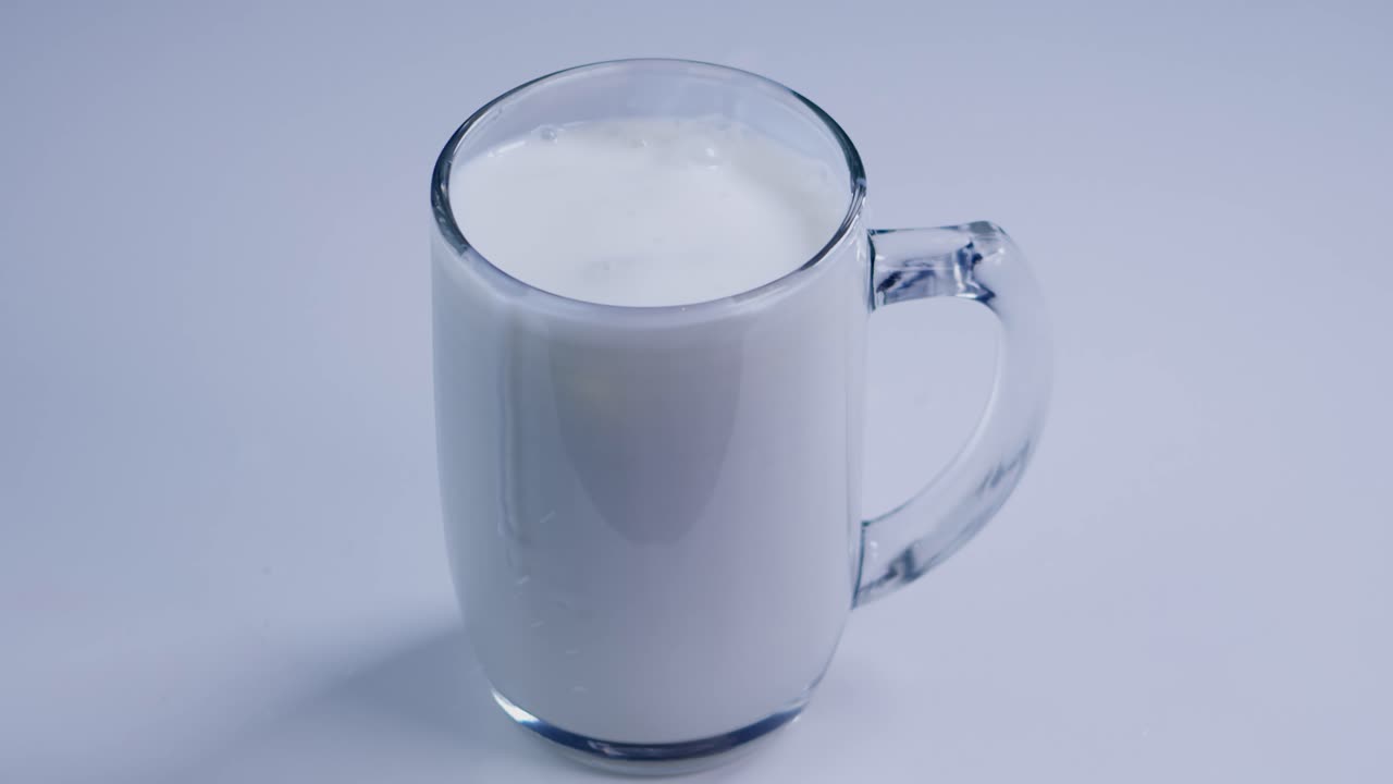 vaso de leche en cámara lenta