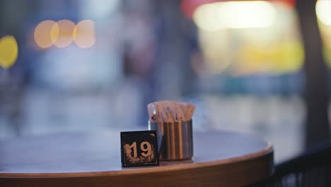una mesa de restaurante reservada para los invitados que vienen