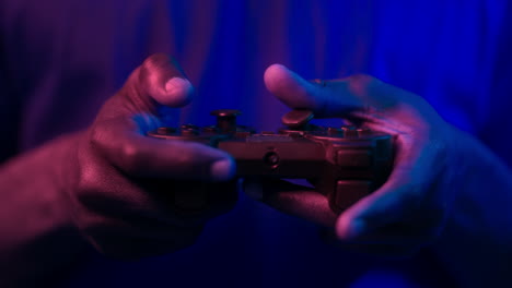 persona jugando a un videojuego