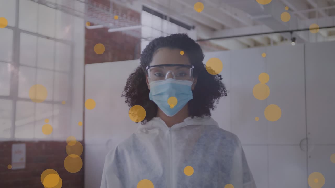 Animación de puntos amarillos sobre una doctora con mascarilla