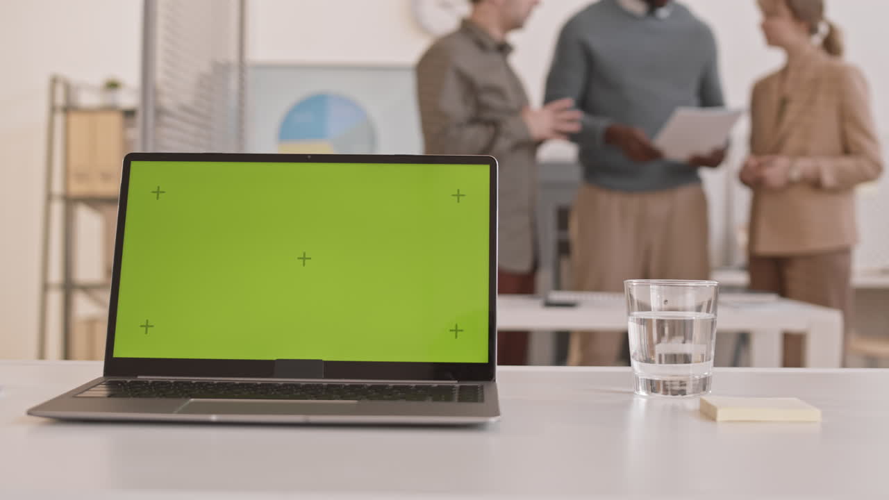 computadora con chromakey en una oficina ocupada