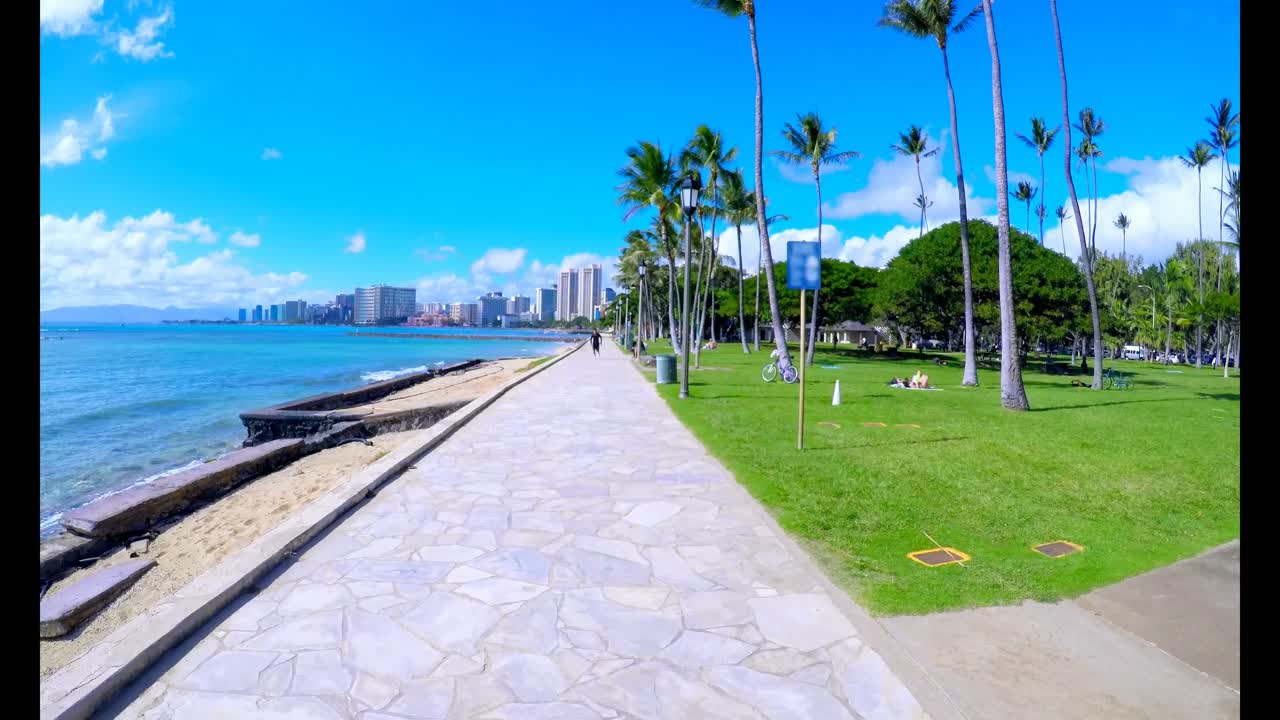 hombre corriendo en el paseo marítimo a la orilla del mar 4k