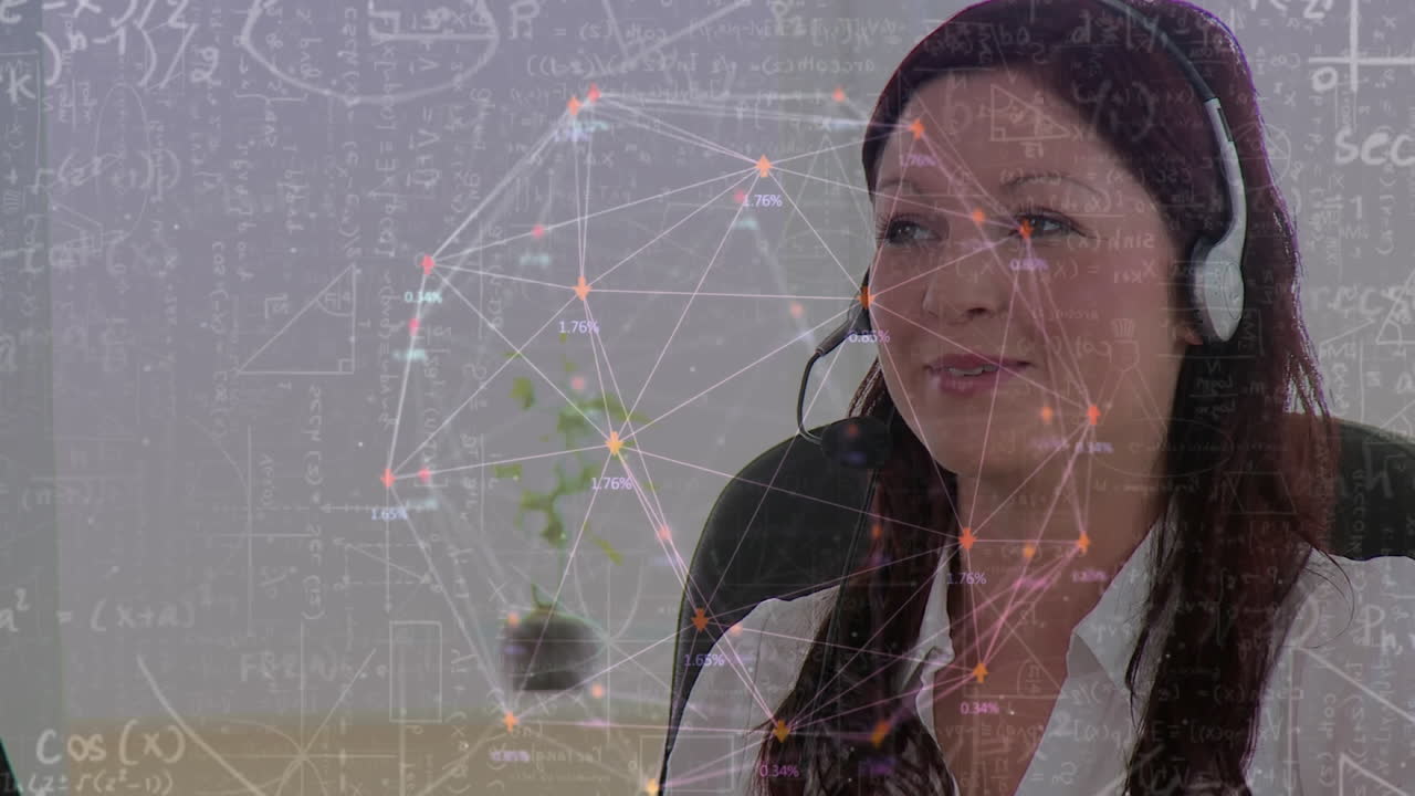 animación de la red de conexiones sobre mujer de negocios con auriculares en la oficina