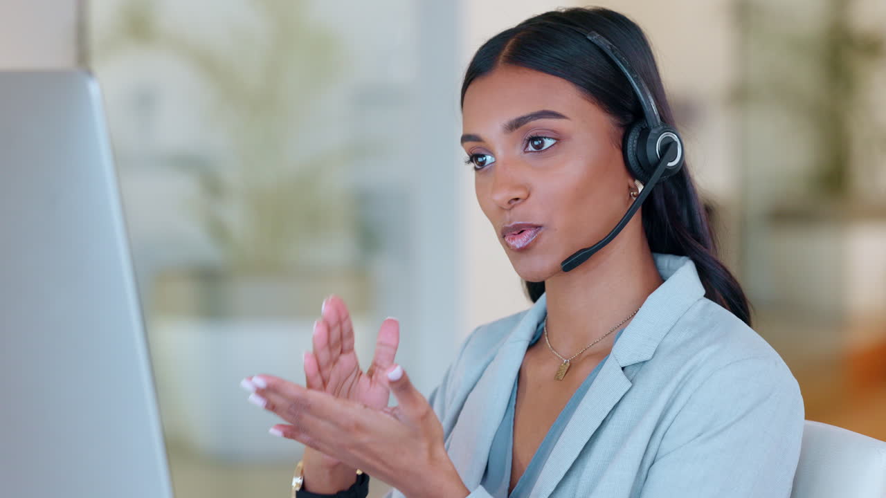 Consulente alle vendite donna che parla con un auricolare