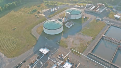 vista aérea de las cuencas para la aireación y limpieza de aguas residuales en el proceso de tratamiento de las aguas residuales sobre aguas de tratamiento biológico
