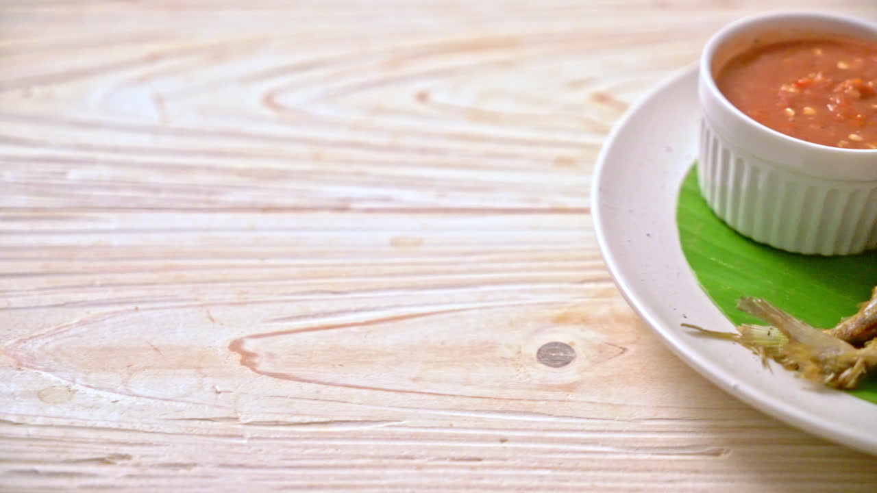 caballa frita con salsa picante de pasta de gambas al estilo de la comida tailandesa