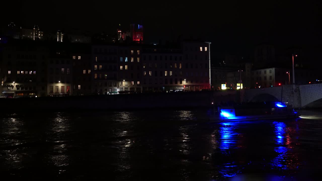 Splendida e tranquilla città di Lione di notte con ponti illuminati e luci degli edifici che si riflettono nel fiume
